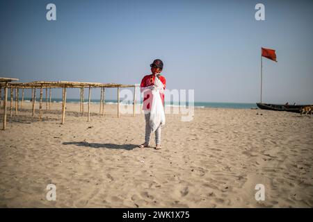 Volontari ripulire il Saint Martin's isola mare spiaggia come pert di International Coastal Cleanup organizzato da Keokradong Bangladesh, il coordin Foto Stock