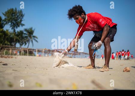 Volontari ripulire il Saint Martin's isola mare spiaggia come pert di International Coastal Cleanup organizzato da Keokradong Bangladesh, il coordin Foto Stock