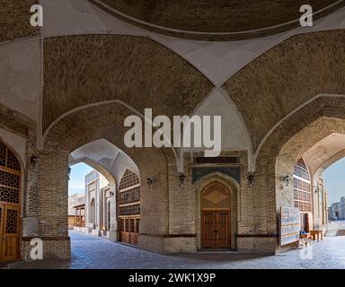 Le cupole ornate coprono il vecchio mercato Toki Sarrafon, Bukhara Foto Stock