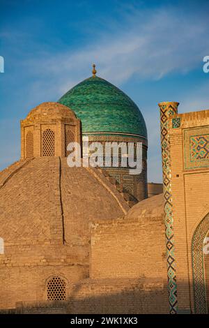 Le cupole verdi nella Madrasa Mir i Arab (Emir Alim Khan) a Bukhara evocano un paradiso lussureggiante Foto Stock