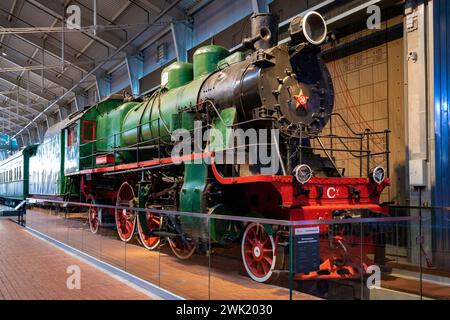 AFFONDÒ-PETERSBURG, RUSSIA - 12 GENNAIO 2022: Locomotiva a vapore passeggeri sovietica della serie su (Sormovo rinforzato) nel Museo ferroviario russo Foto Stock