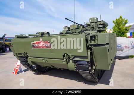 REGIONE DI MOSCA, RUSSIA - 19 AGOSTO 2022: Veicolo da combattimento della fanteria B-11 Kurganets-25 in una giornata di sole. Vista frontale. International Military Technical Foru Foto Stock