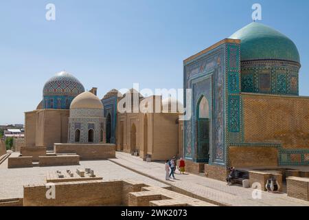 SAMARCANDA, UZBEKISTAN - 12 SETTEMBRE 2022: Soleggiata giornata di settembre nel complesso medievale di Shah-i-Zinda Foto Stock