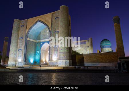 SAMARCANDA, UZBEKISTAN - 12 SETTEMBRE 2022: Madrassa medievale di Bibi Khanum in una notte di settembre Foto Stock