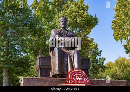 SAMARCANDA, UZBEKISTAN - 14 SETTEMBRE 2022: Primo piano del monumento a Tamerlano (Amir Timur) in un giorno di settembre di sole Foto Stock