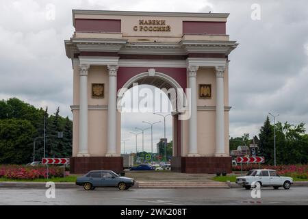 NALCHIK, RUSSIA - 06 GIUGNO 2023: Arco trionfale "per sempre con la Russia" in un nuvoloso giorno di giugno. Kabardino-Balkaria Foto Stock