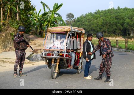 Bandarban, Bangladesh. 13 febbraio 2024. I membri del BGB stanno controllando i civili nell'area di Naikhongchori vicino al confine tra Bangladesh e Myanmar nel distretto di Bandarban in Bangladesh. Il conflitto del BGP con l'Armata Arakan, un gruppo di ribelli armati in Myanmar, continua senza sosta. Colpi prolungati, il rumore di proiettili di mortaio scoppiava attraverso la zona di confine tra Bangladesh e Myanmar. Proiettili e proiettili di mortaio sparati dal Myanmar stanno attraversando il confine nelle città del Bangladesh. (Foto di Piyas Biswas/SOPA Images/Sipa USA) credito: SIPA USA/Alamy Live News Foto Stock