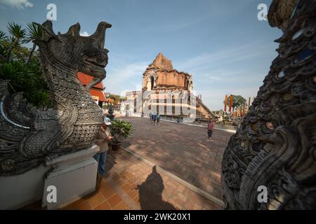 CHIANG mai , THAILANDIA - 17 FEBBRAIO 2024, il tour dei viaggiatori intorno al tempio Wat Jedi Luang a Chiang mai, Thailandia. Foto Stock