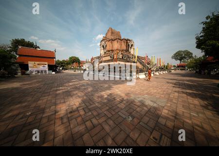 CHIANG mai , THAILANDIA - 17 FEBBRAIO 2024, il tour dei viaggiatori intorno al tempio Wat Jedi Luang a Chiang mai, Thailandia. Foto Stock