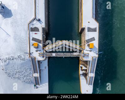 Immagine aerea invernale delle chiuse del canale Erie che si trovano a Seneca Falls, New York, tra il lago Seneca e il lago Cayuga. Foto Stock