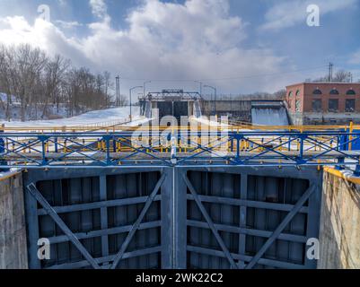 Immagine aerea invernale delle chiuse del canale Erie che si trovano a Seneca Falls, New York, tra il lago Seneca e il lago Cayuga. Foto Stock