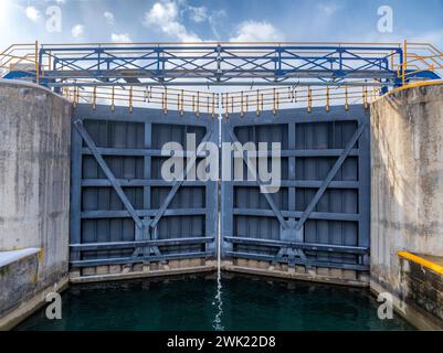 Immagine aerea invernale delle chiuse del canale Erie che si trovano a Seneca Falls, New York, tra il lago Seneca e il lago Cayuga. Foto Stock