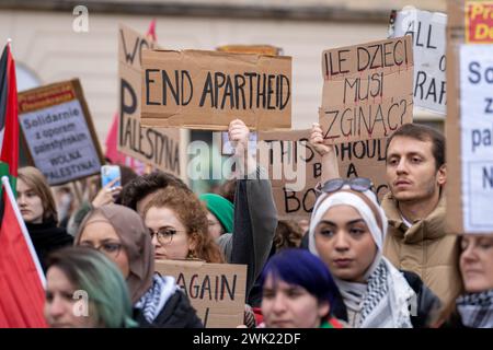 Varsavia, Polonia. 17 febbraio 2024. Una donna ha uno striscione che dice: "Fine Aparteid” al raduno della solidarietà con la Palestina a Varsavia. Centinaia di manifestanti pro-palestinesi si sono riuniti nel centro di Varsavia per protestare. Durante la manifestazione, la folla ha cantato slogan come "Palestina libera” e ha criticato Israele definendolo uno "Stato terroristico”. (Foto di Marek Antoni Iwanczuk/SOPA Images/Sipa USA) credito: SIPA USA/Alamy Live News Foto Stock