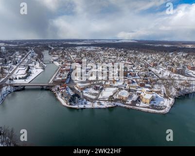 Immagine aerea invernale delle cascate Seneca, New York, in un pomeriggio nuvoloso. Foto Stock