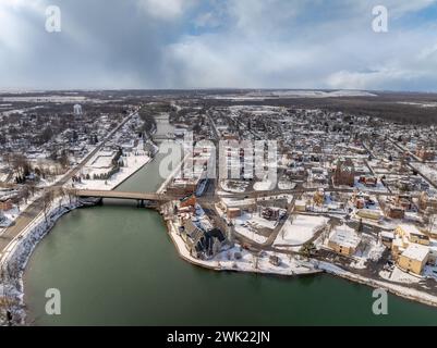 Immagine aerea invernale delle cascate Seneca, New York, in un pomeriggio nuvoloso. Foto Stock