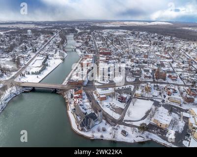 Immagine aerea invernale delle cascate Seneca, New York, in un pomeriggio nuvoloso. Foto Stock