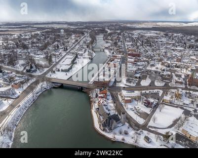 Immagine aerea invernale delle cascate Seneca, New York, in un pomeriggio nuvoloso. Foto Stock