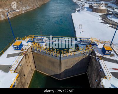 Immagine aerea invernale delle chiuse del canale Erie che si trovano a Seneca Falls, New York, tra il lago Seneca e il lago Cayuga. Foto Stock