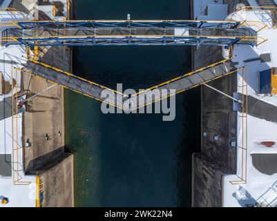 Immagine aerea invernale delle chiuse del canale Erie che si trovano a Seneca Falls, New York, tra il lago Seneca e il lago Cayuga. Foto Stock