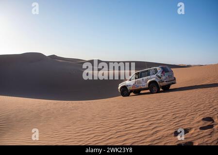 Erg Chigaga, Marocco. 1 febbraio 2024. Una squadra ungherese chiamata Kam Home fa 2 Bamako guida attraverso le dune del deserto del Sahara, Erg Chigaga, Marocco. Il rally amatoriale Budapest-Bamako ha celebrato la quindicesima corsa. È iniziato il 30 gennaio da FES, Marocco, e terminerà il 12 febbraio a Freetown, Sierra Leone. Il percorso originale è stato riorganizzato per ovvi motivi di sicurezza proprio come nella gara Parigi-Dakar, ma allo stesso tempo la distanza è stata estesa. Nel corso degli anni il rally amatoriale Budapest-Bamako è diventato una delle gare più lunghe e impegnative del mondo. (CRE Foto Stock