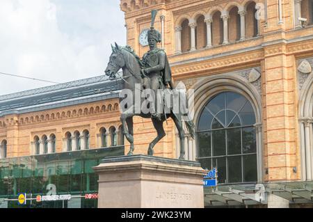 Hannover, Germania - 29 luglio 2023: Statua equestre di re Ernesto Augusto. Foto Stock