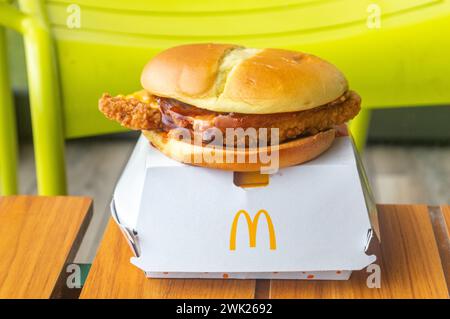 Aranda de Duero, Spagna - 16 settembre 2023: McDonald's McCrispy BBQ con hamburger con pancetta. Foto Stock