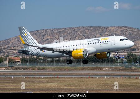 Airbus A320 neo aereo di linea della compagnia aerea low-cost Vueling che atterra all'aeroporto di Alicante Foto Stock