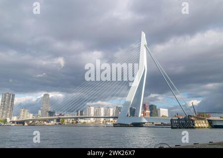 Rotterdam, Nederland - 22 ottobre 2023: Erasmusbrug (ponte Erasmus) ponte strallato e ponte bascule. Foto Stock