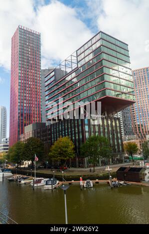 Rotterdam, Nederland - 22 ottobre 2023: Il grattacielo residenziale della Mela Rossa sull'isola di Wijnhaven. Foto Stock