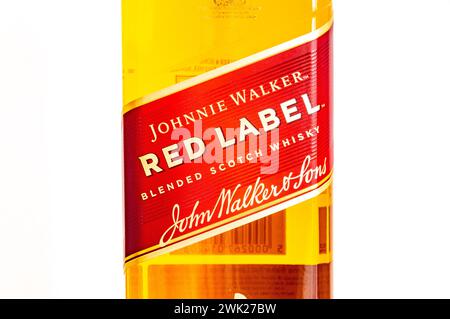 Pruszcz Gdanski - 24 dicembre 2023: Primo piano per l'etichetta dello scotch whisky Johnnie Walker Red Label. Foto Stock