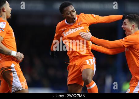 Peterborough, Regno Unito. 17 febbraio 2024. Karamoko Dembele (B) celebra il gol vincente (1-2) nella partita Peterborough United contro Blackpool EFL League One, al Weston Homes Stadium di Peterborough, Cambridgeshire, il 17 febbraio 2024. Crediti: Paul Marriott/Alamy Live News Foto Stock