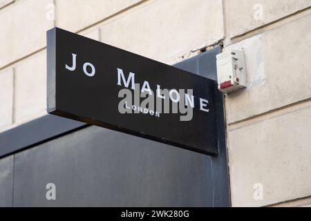 Bordeaux , Francia - 02 15 2024 : Jo Malone London sign text store e logo catena davanti alla facciata del negozio boutique uk Foto Stock