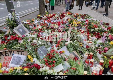 Berlino, Germania. 17 febbraio 2024. Fiori in un memoriale improvvisato di fronte all'ambasciata russa a Berlino dopo la morte del leader dell'opposizione russa Alexey Navalny. (Foto di Nicholas Muller/SOPA Images/Sipa USA) credito: SIPA USA/Alamy Live News Foto Stock