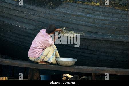 Lavoratori qualificati stanno riparando barche da pesca per pescatori. Questa foto è stata scattata da Chittagong, Bangladesh. Foto Stock