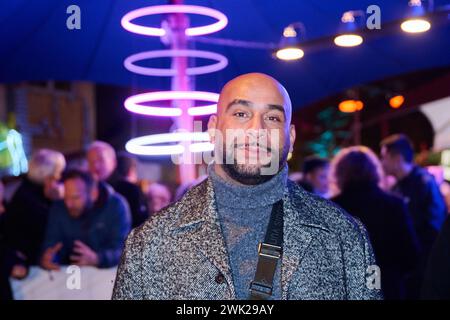 Berlino, Germania. 17 febbraio 2024. Veysel viene all'Holzmarkt durante la 74a Berlinale per il Partito MMB (Medienboard BerlinBrandenburg). Credito: Annette Riedl/dpa/Alamy Live News Foto Stock