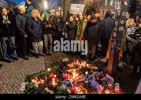 Berlino, Germania. 16 febbraio 2024. I manifestanti sono in piedi intorno a un memoriale improvvisato di fronte all'ambasciata russa a Berlino dopo la morte del leader dell'opposizione russa Alexey Navalny. Credito: SOPA Images Limited/Alamy Live News Foto Stock