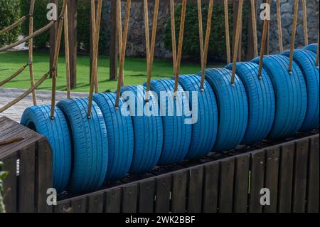 parco giochi per bambini realizzato con pneumatici per auto, riciclaggio pneumatici 3 Foto Stock