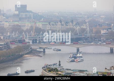 Waterloo e Hungerford Bridges a Londra, Inghilterra, visti dalla cima di St Paul. Foto Stock