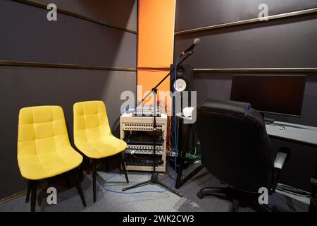 Interno di uno studio di registrazione, corso di formazione vocale e spazio prove Foto Stock