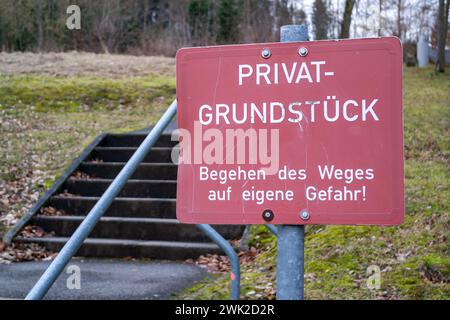 Warnung/Hinweisschild rot-Weißen mit der Aufschrift: "Privatgrundstück - Begehen des Weges auf eigene Gefahr!" Foto Stock