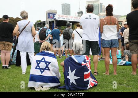 Sydney, Australia. 18 febbraio 2024. Gli australiani uniti contro l’antisemitismo tengono una manifestazione nel Domain Park nel centro di Sydney. Crediti: Richard Milnes/Alamy Live News Foto Stock