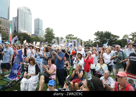 Sydney, Australia. 18 febbraio 2024. Gli australiani uniti contro l’antisemitismo tengono una manifestazione nel Domain Park nel centro di Sydney. Crediti: Richard Milnes/Alamy Live News Foto Stock