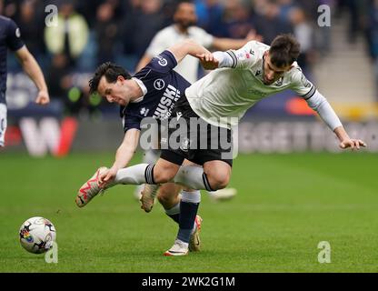 LONDRA, INGHILTERRA - 17 FEBBRAIO: Pol Valentín di Sheffield Wednesday e George Honeyman di Millwall combattono per il pallone durante la partita del Campionato Sky Bet tra Millwall e Sheffield Wednesday al Den il 17 febbraio 2024 a Londra, Inghilterra. (Foto di Dylan Hepworth/MB Media) Foto Stock