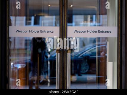 Monaco, Germania. 18 febbraio 2024. Un ingresso con la scritta "ingresso portarulli" al Bayerischer Hof, scattata durante la 60a Conferenza sulla sicurezza. Crediti: Sven Hoppe/dpa/Alamy Live News Foto Stock