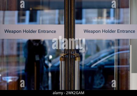 Monaco, Germania. 18 febbraio 2024. Un ingresso con la scritta "ingresso portarulli" al Bayerischer Hof, scattata durante la 60a Conferenza sulla sicurezza. Crediti: Sven Hoppe/dpa/Alamy Live News Foto Stock