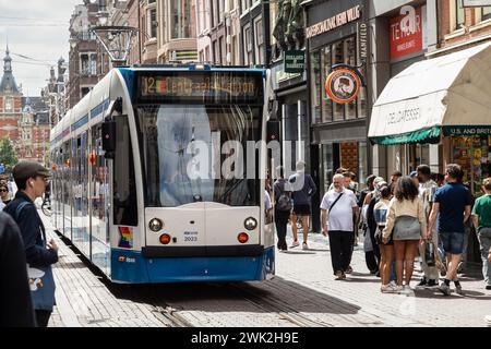 Tram su un binario attraverso la trafficata e famosa strada dello shopping - Leidsestraat, ad Amsterdam. Foto Stock