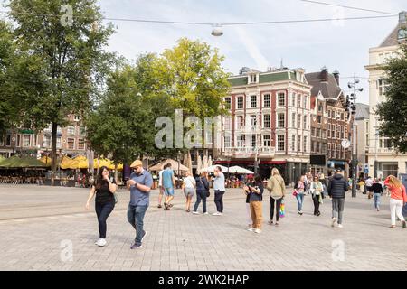 Vita cittadina sulla famosa Leidseplein nel centro della città di Amsterdam. Foto Stock