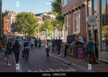 Persone che passeggiano per una strada piacevole - le 9 strade, una pittoresca area dello shopping nel centro di Amsterdam. Foto Stock