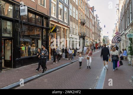 Stretta e accogliente strada dello shopping - le 9 strade, una pittoresca area dello shopping nel centro di Amsterdam. Foto Stock