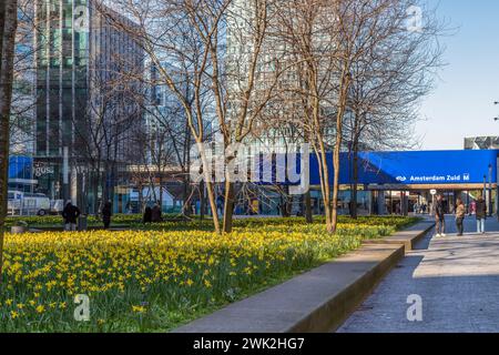 Stazione ferroviaria e stazione della metropolitana nel quartiere finanziario Zuidas ad Amsterdam sud. Foto Stock